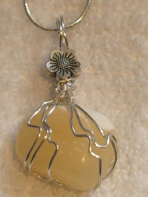 Colgante de calcita de miel en un collar de plata de ley Foto 1 de 2