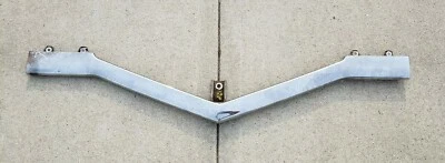 Cadillac Calais Fleetwood 1968 cromo parachoques delantero barra central GM OEM Foto 1 de 4