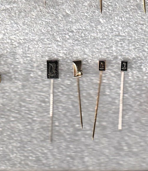 4 pequeñas insignias/alfileres fullmetal vintage de coches rusos LADA Foto 1 de 1