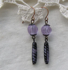 Pendientes colgantes púrpuras de lavanda vintage cuentas de vidrio alejandrita remolino negro - Imagen 1 de 6