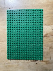 1984 LEGO Green Baseplate 16 x 22 Platform King's Castle 6080 #210
