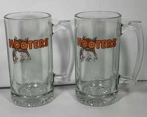 Juego de 2 tazas de vidrio Hooters vintage pesadas de 24 oz raras Beer Stein - Imagen 1 de 8