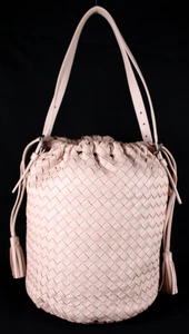 BOTTEGA VENETA Bucket Bag hellrosa INTRECCIATO geflochtenes Leder Kordelzug Quaste - Bild 1 von 14