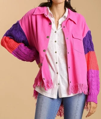 Suéter chamarra grande Umgee para mujer color rosa bloques medios mixtos tejido con flecos Foto 1 de 4