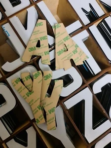 4D LASERGESCHNITTENE BUCHSTABEN für NUMMERNSCHILDER/ZEICHEN selbstschälender Kleber 3 mm GLÄNZEND SCHWARZ - Bild 1 von 5
