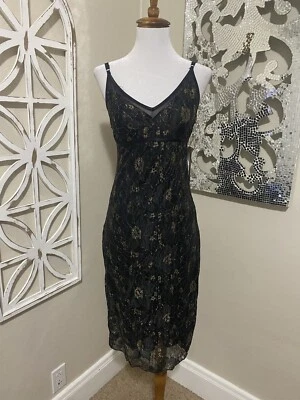 VESTIDO DE COQUETEL NOVO COM ETIQUETAS LULUS SHINE IN THE NIGHT pequeno OURO PRETO RENDA CAMISOLE - Imagem 1 de 4