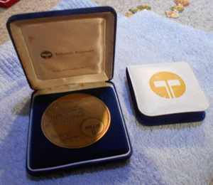 #C38. TELECOM AUSTRALIA EMPLOYEE RETIREMENT MEDAL & TWO PINS - Bild 1 von 8