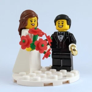 LEGO Bride & Groom Minifigure Set with Red Bouquet, Wedding Ring and Baseplate - Picture 1 of 3