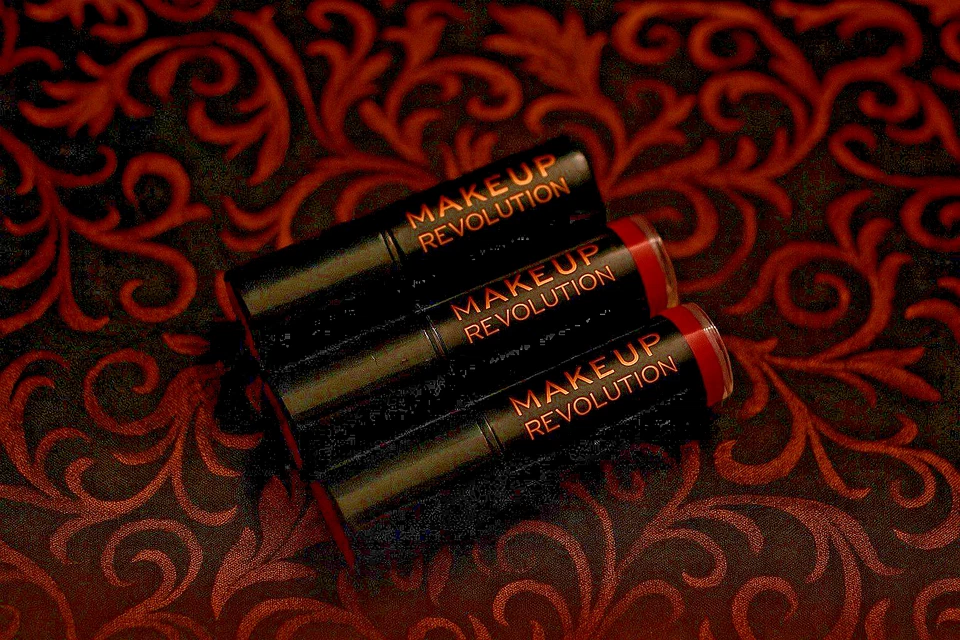 Paquete de 3 lápiz labial Makeup Revolution Amazing Lady 0,11 OZ ENVÍO GRATUITO Foto 1 de 2