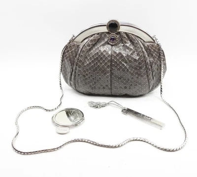 Cartera clutch de piel de serpiente Judith Leiber. Con correa para el hombro, espejo, peine. Foto 1 de 4
