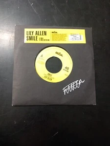Lily Allen Smile 7 Inch Vinyl Record Promo Signed - Imagen 1 de 12