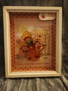 ERDBEER SHORTCAKE SHARE A TREAT LULU'S GERAHMTES BEMALTES GLAS WANDBILD 1980 - Bild 1 von 7