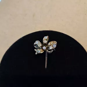 CHARMING EDWARDIAN ENAMEL GOLD FILLED FORGET ME KNOT STICK PIN - Picture 1 of 4
