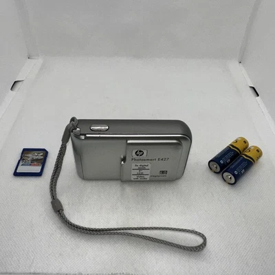 HP Photosmart E427 6.0MP CCD SENSOR  Digital Camera Tested + Batteries & SD - Image 1 of 4