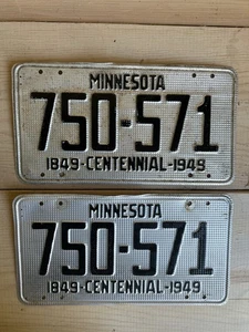 Vintage 1949 passendes Paar schwarz auf Waffel Minnesota CENTENNIAL Nummernschild - Bild 1 von 4