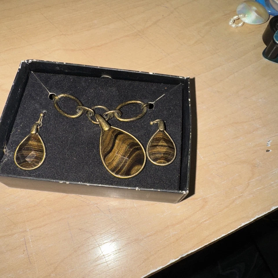 雅芳人造 Lg 梨虎眼长 Adj 项链悬垂耳环礼品套装全新带盒 — 第 1/2 张图片