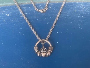 COLLAR DE PELTRE LUCK OF THE IRISH JOYERÍA 1 CLADDAGH TODO NUEVO. - Imagen 1 de 1