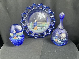 Fenton Set Birth of A Savior THE ANNOUNCEMENT Fairy Lamp, Plate & Bell Cobalt - Imagen 1 de 16