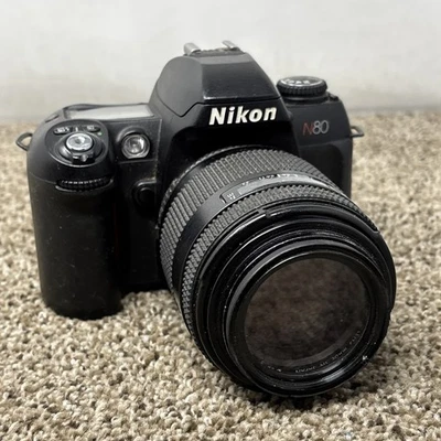 Cuerpo y lente de cámara Nikon N80 35 mm SIN PROBAR SE VENDE COMO ESTÁ. Foto 1 de 4