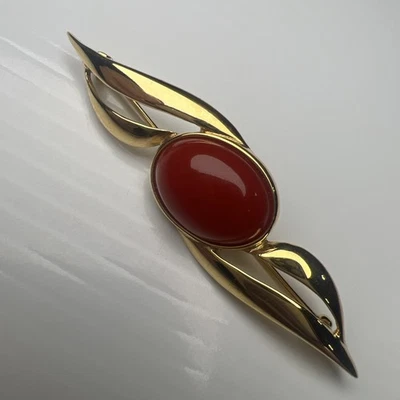 Broche de barra floreciente remolino cabujón ovalado resina roja metal tono dorado Monet de colección Foto 1 de 4