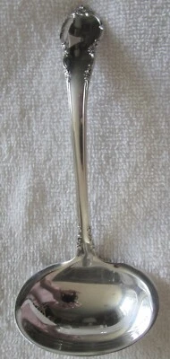 Cucharón de salsa victoriano moderno de plata de ley Lunt Foto 1 de 2