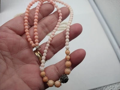 Collar de cuentas de coral con aliento de plata de ley y bebés con acento de cuentas de ley. Foto 1 de 4