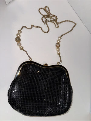 Cartera boutique de malla metálica negra con cadena dorada con cuentas de perlas y broche de beso de colección Foto 1 de 4