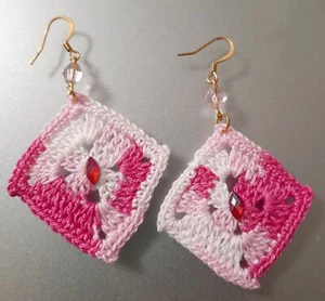 Orecchini Donna Uncinetto Rombo crochet strass pink rosa handmade pendenti rosa - Foto 1 di 3