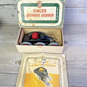 Zigzagger automatico Singer Sewing vintage 161102 con manuale in scatola made in USA 1956 - Foto 1 di 13