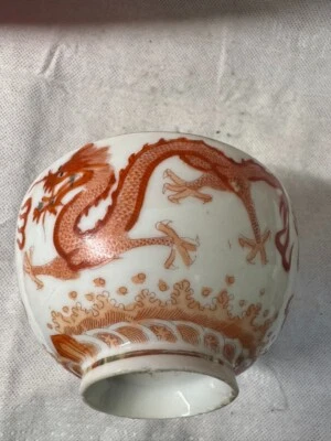 Tigela de porcelana antiga chinesa pintada à mão de dragão vermelho assinada com marca vermelha - Imagem 1 de 4