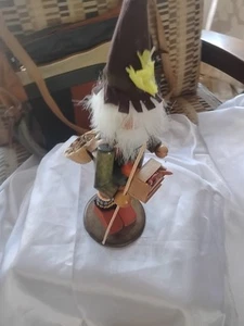 Vintage Räuchergefäß aus Holz mit Pfeife und Hase in Kiste auf seiner Truhe. Mit Seil süß - Bild 1 von 20
