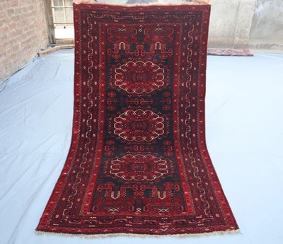 Elegante Alfombra Estilo Sarouq Afgano 3x6 - Diseño Medallón Tribal Rojo Profundo y Negro. Foto 1 de 4