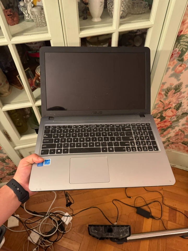 Portátil ASUS X540L • i3 4ª generación • Sin probar • Sin cargador • Para piezas/reparación Foto 1 de 4