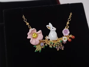 Blumenhalskette mit weißem Hasen; elegant und raffiniert. - Bild 1 von 9