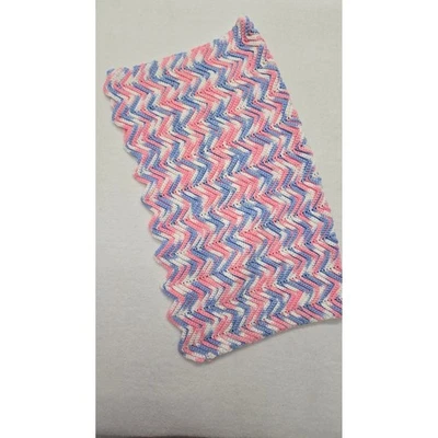 Manta de bebé de ganchillo rosa azul blanco Chevron en zig zag tejida guardería Foto 1 de 4