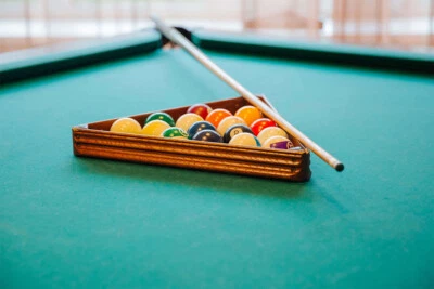 Mesa de billar con bolas y tacos arte pared - PÓSTER 20x30 Foto 1 de 4