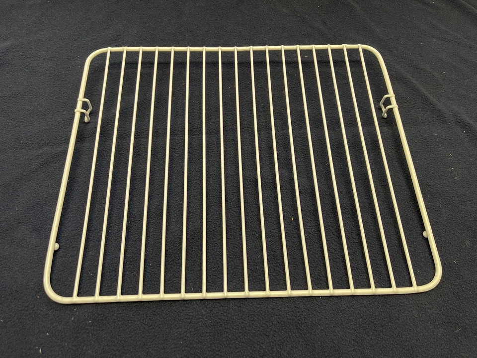 RCA 7.5CU Ft Refrigerator Model RFR741 Part Freezer Wire Shelf - Image 1 of 2