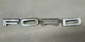 Ford Galaxie 1965 Script capó letras emblema placa de identificación OEM 65 moldura OE - Imagen 1 de 7