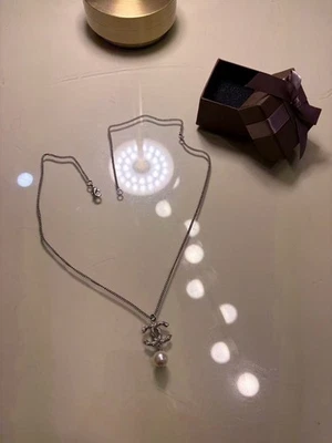 Collar CHANEL perla/plata metálico para mujer Foto 1 de 3