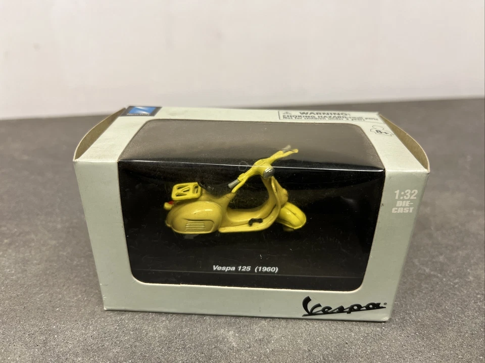 NEW RAY TOYS - Modellino VESPA 125 (1960) Die Cast - 1:12 - Colore Giallo Cromo - Immagine 1 di 1