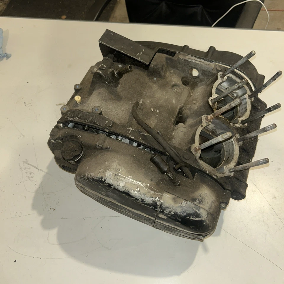 1973-1975 Yamaha RD350 RD 350 Center Cases Crankcase side covers oil pump  - Image 1 of 4