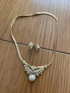 Gold Tone Clear Stone/Pearl Necklace & Earring Set Brand New - Picture 1 of 1