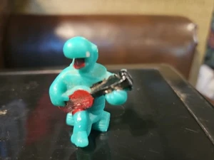 Süße Vintage grüne Schildkröte mit roter Gitarre Kunststoff Figur 1 1/2 groß. Hongkong - Bild 1 von 8