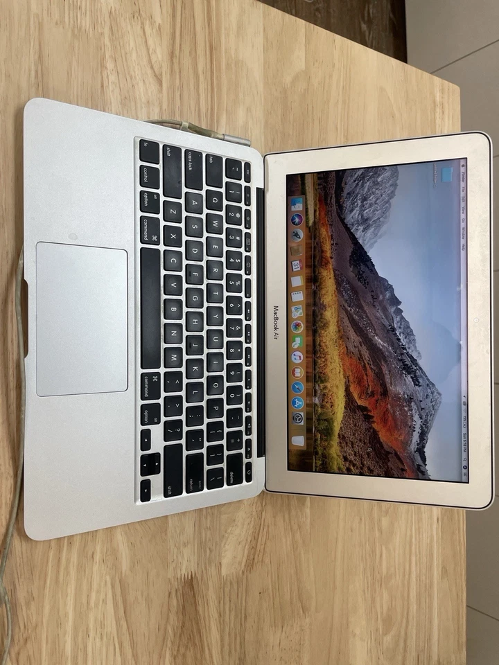 Apple MacBook Air 11” (Late 2010) 1.4GHz Intel Core 2 Duo2GB RAM64GB SSD macOS - Image 1 of 4