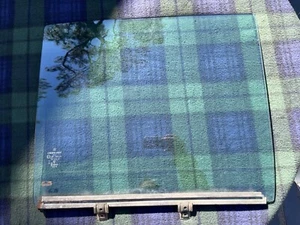 Mercedes-Benz W123 Right Rear Door Window - Picture 1 of 4