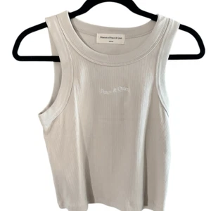 NWOT Museum of Peace & Quiet Women’s Cream Ribbed Logo Tank Crop Top Size Medium - Picture 1 of 5