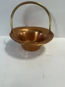 - Kupfer Übertopf Vase Vintage mit beweglichem Messinggriff könnte Bonboniere sein - Bild 1 von 8