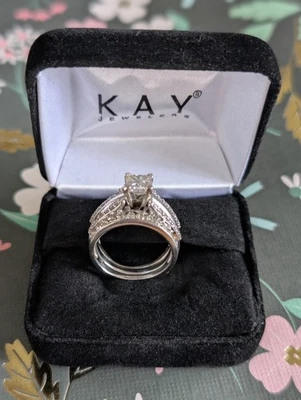 *BAJA DE PRECIO* CERTIFICADO. PRINCESA SOLITARIO NATURAL DIAM. CON POTENCIADOR ORO BLANCO 14K Foto 1 de 4