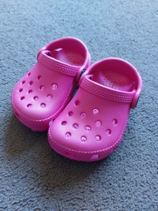 girls mint crocs
