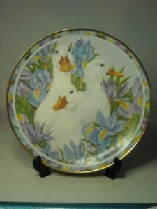 Danbury Mint Anne Mortimer Plate AMONG THE IRISES Ducks & Flowers Collection P1 - Foto 1 di 3